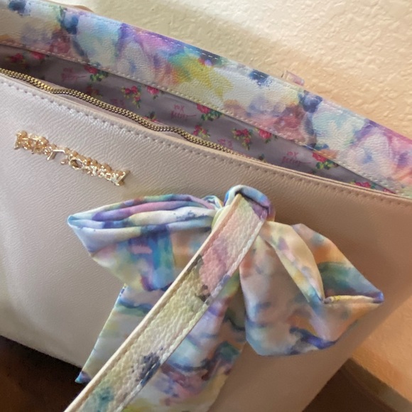 Betsey Johnson Large Tote With Scarf & Wristlet Gorgeous NWT - Picture 7 of 16